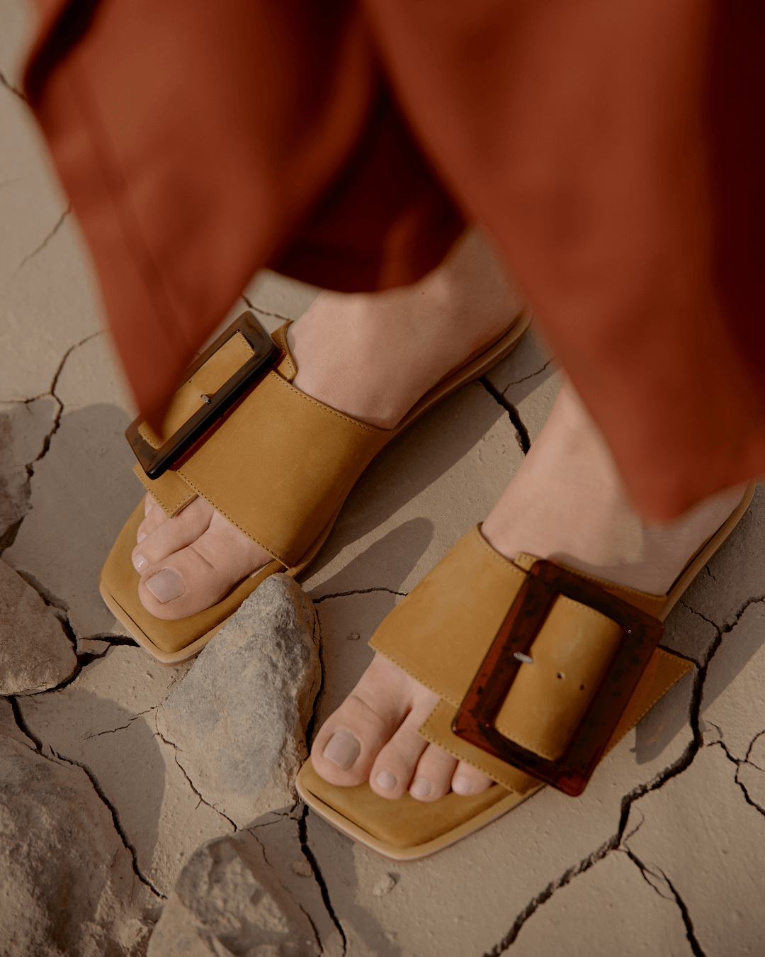 Sandalias Dana Mostaza